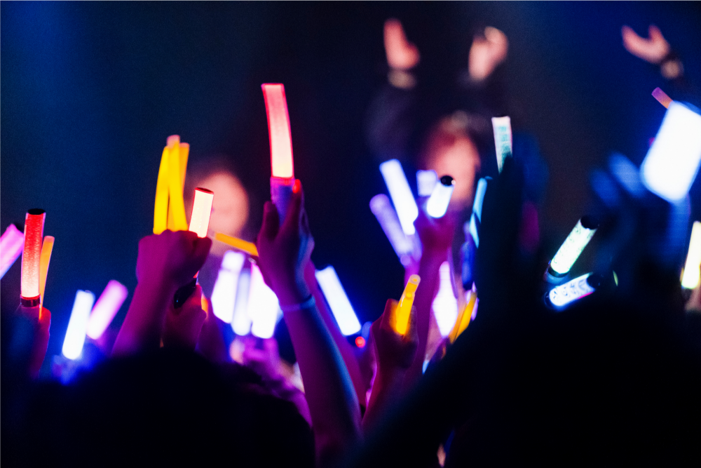 サイリウムを掲げるイベント来場者