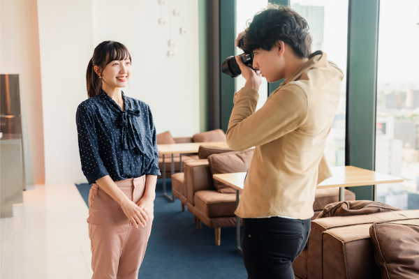 モデル写真を撮影するカメラマンとタレント